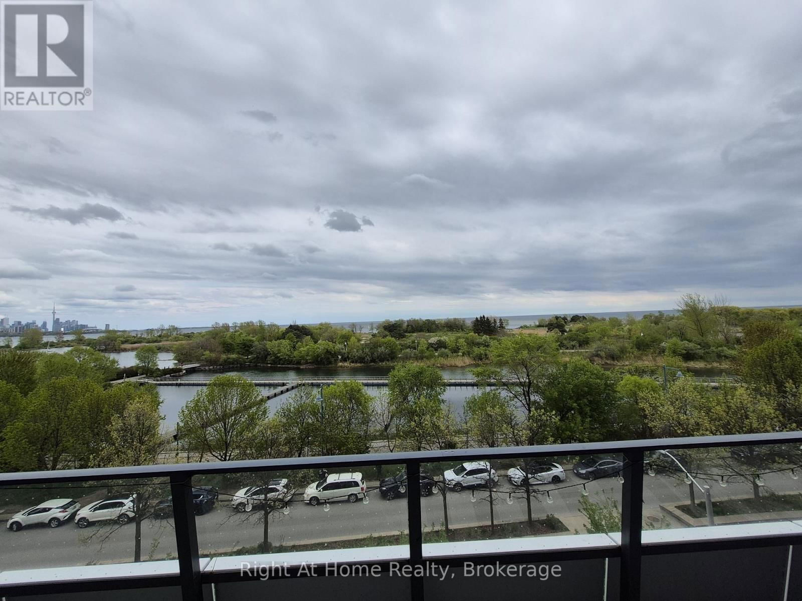 310 - 20 SHORE BREEZE DRIVE Image 1