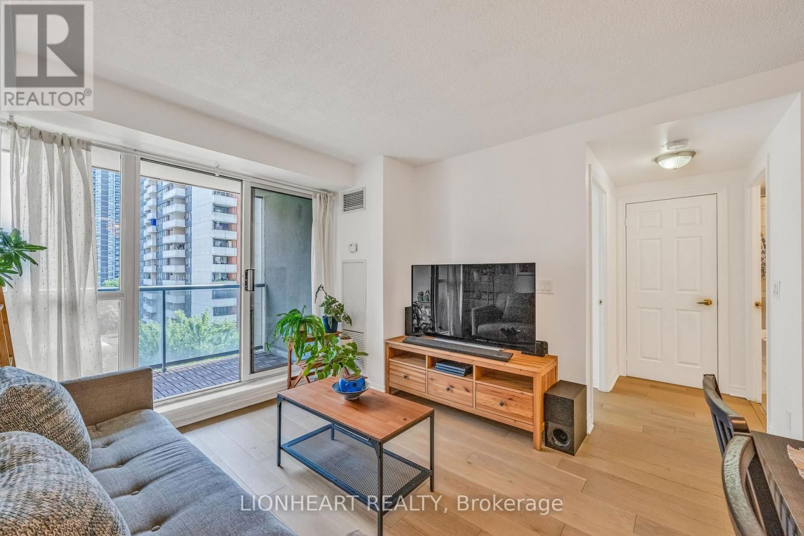 709 - 5 MICHAEL POWER PLACE Image 5