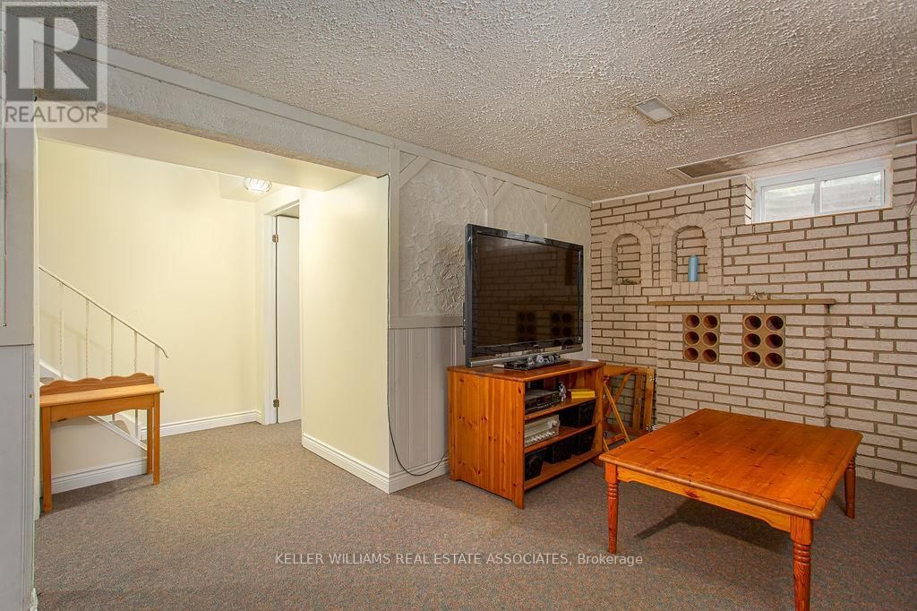 3 - 2216 UPPER MIDDLE ROAD Image 26