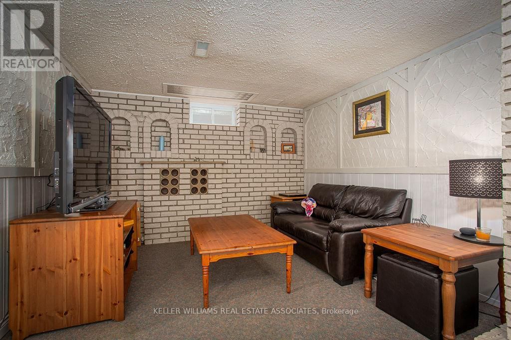 3 - 2216 UPPER MIDDLE ROAD Image 27