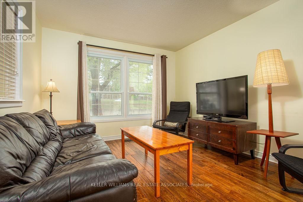 3 - 2216 UPPER MIDDLE ROAD Image 6