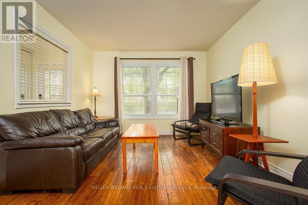 3 - 2216 UPPER MIDDLE ROAD Image 7