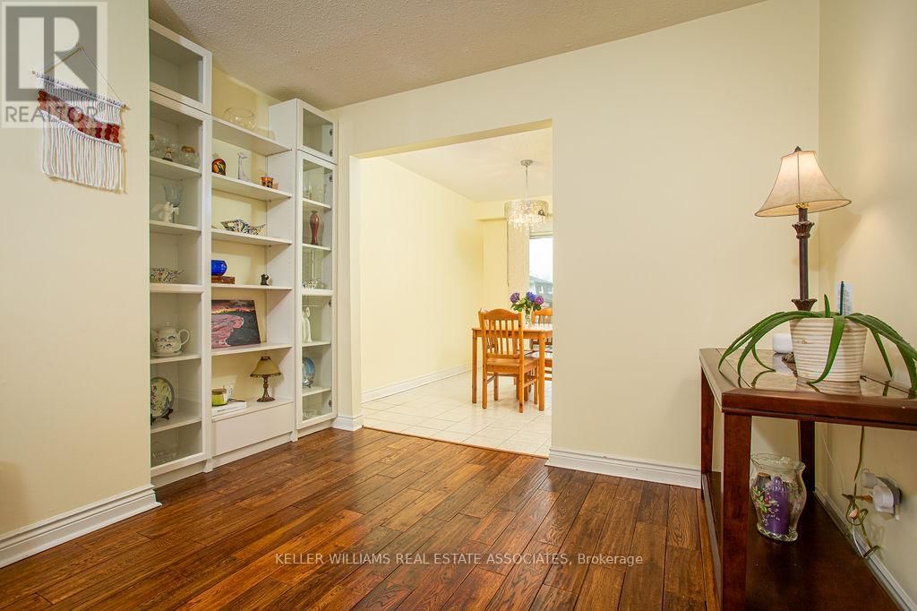 3 - 2216 UPPER MIDDLE ROAD Image 9