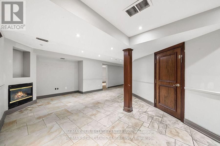 49 HOLLOWGROVE BOULEVARD Image 35
