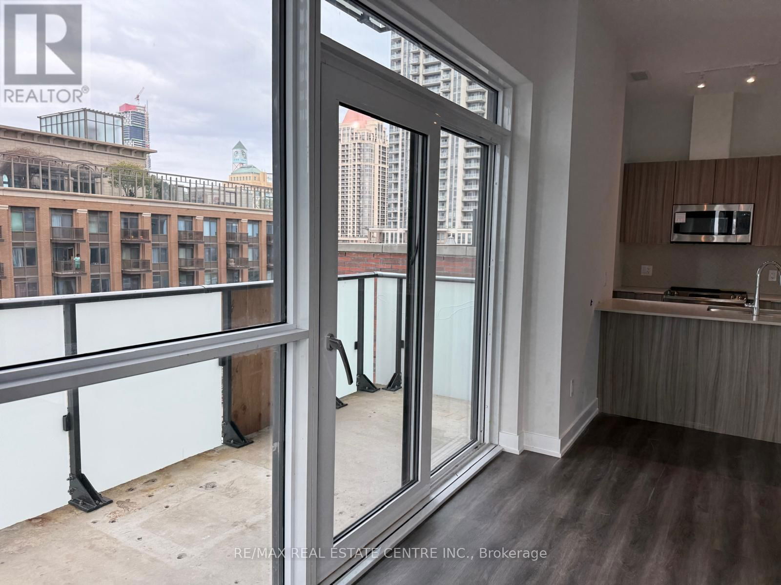 519 - 430 SQUARE ONE DRIVE Image 13