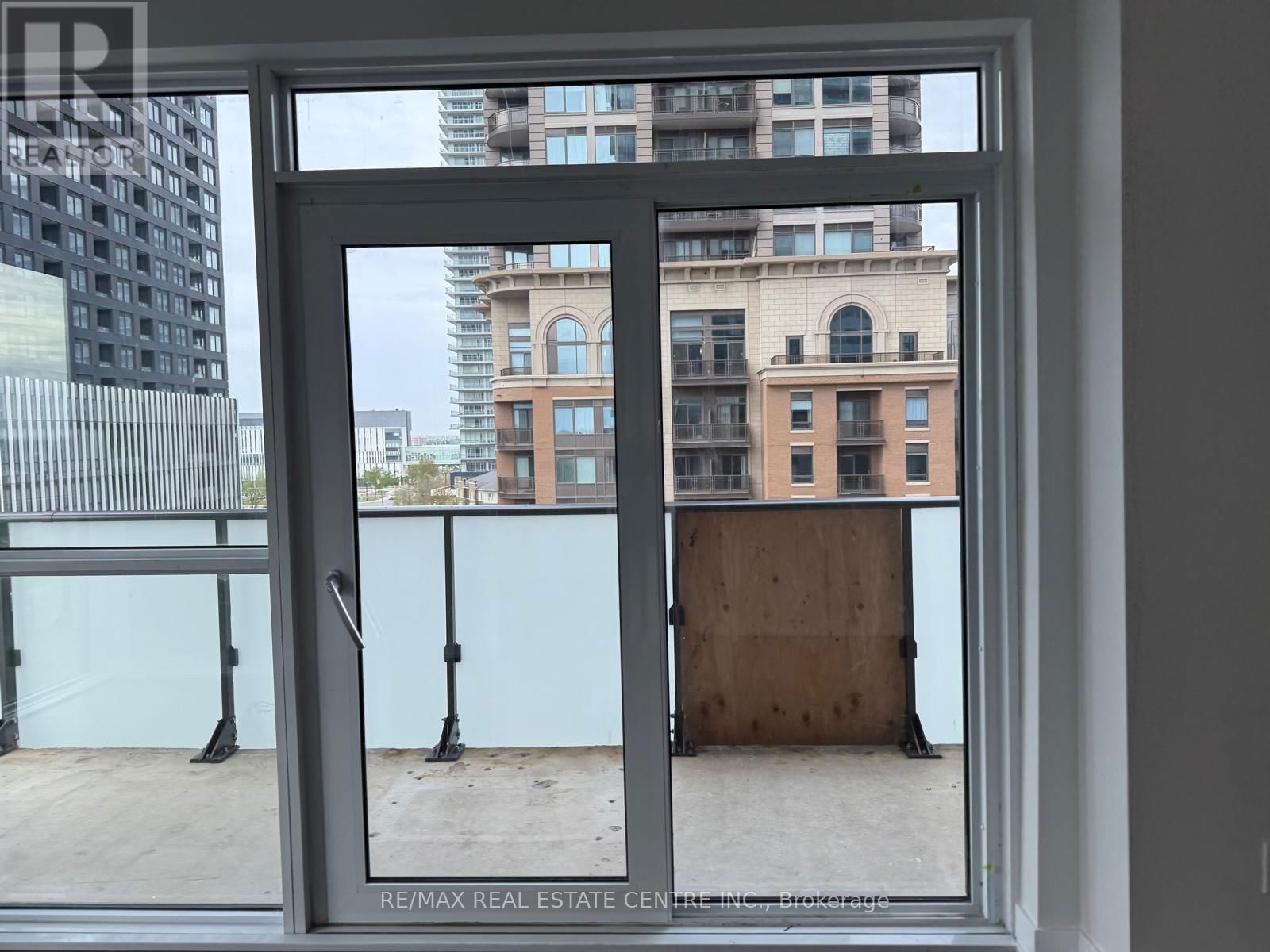 519 - 430 SQUARE ONE DRIVE Image 32
