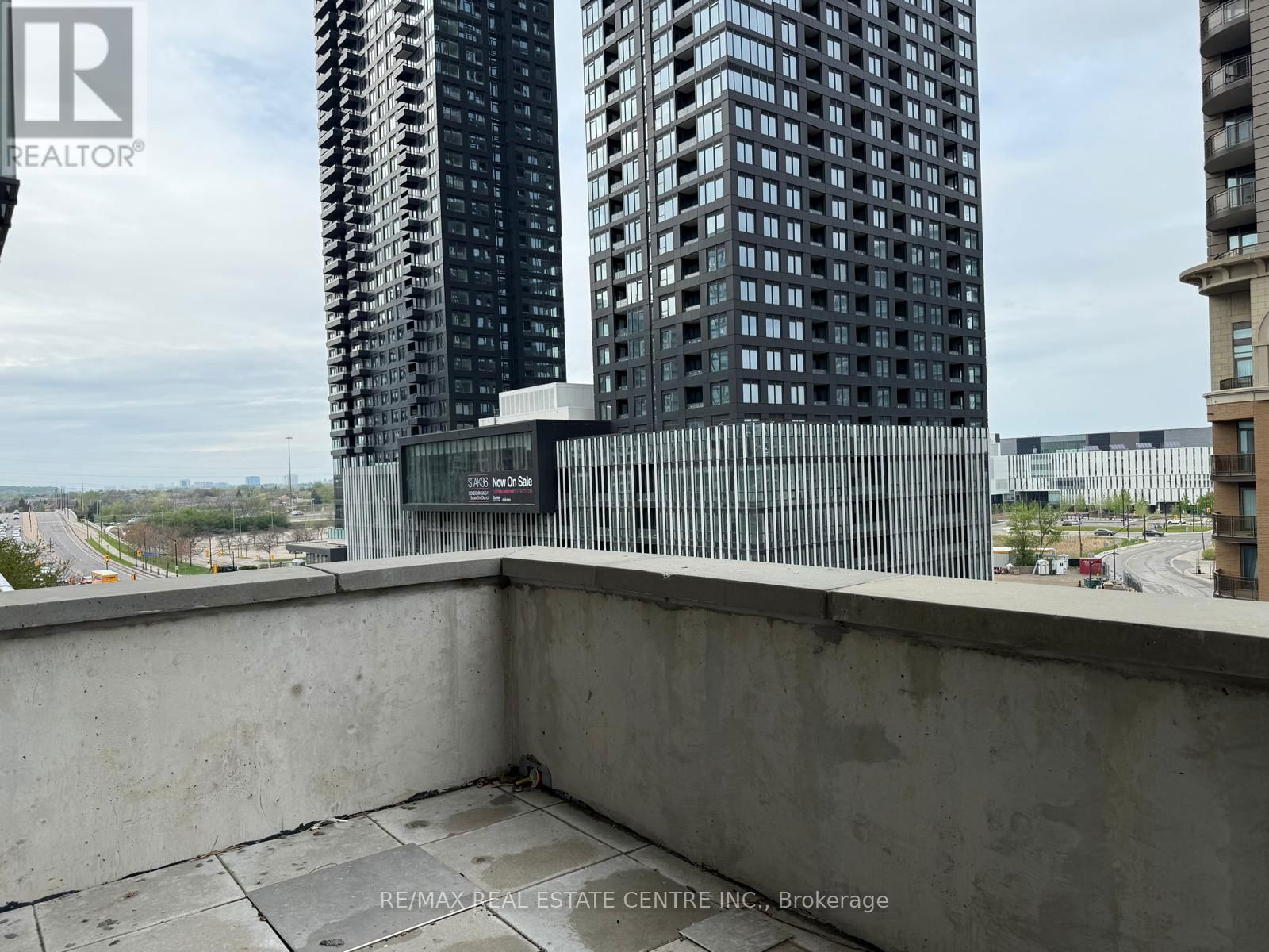 519 - 430 SQUARE ONE DRIVE Image 35