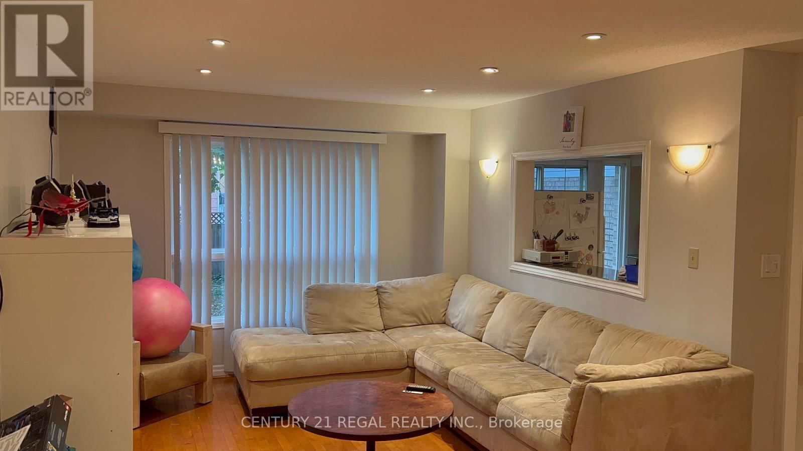 3364 FENWICK CRESCENT Image 4