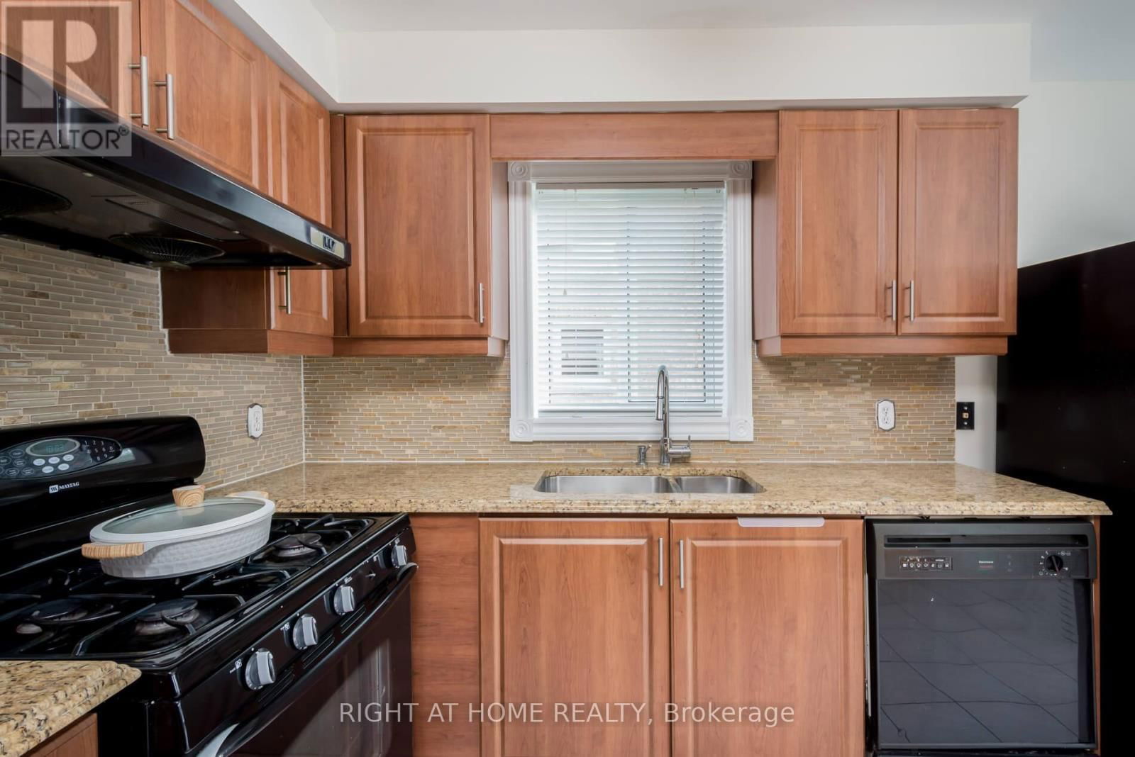 1532 ROSEWAY DRIVE Image 15
