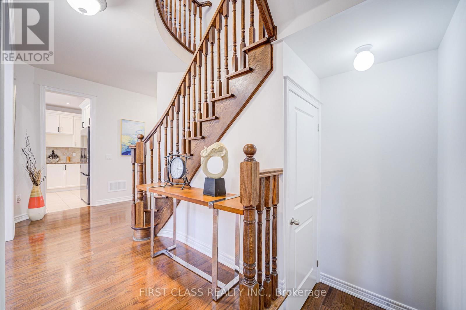 566 NORTH PARK BOULEVARD Image 13
