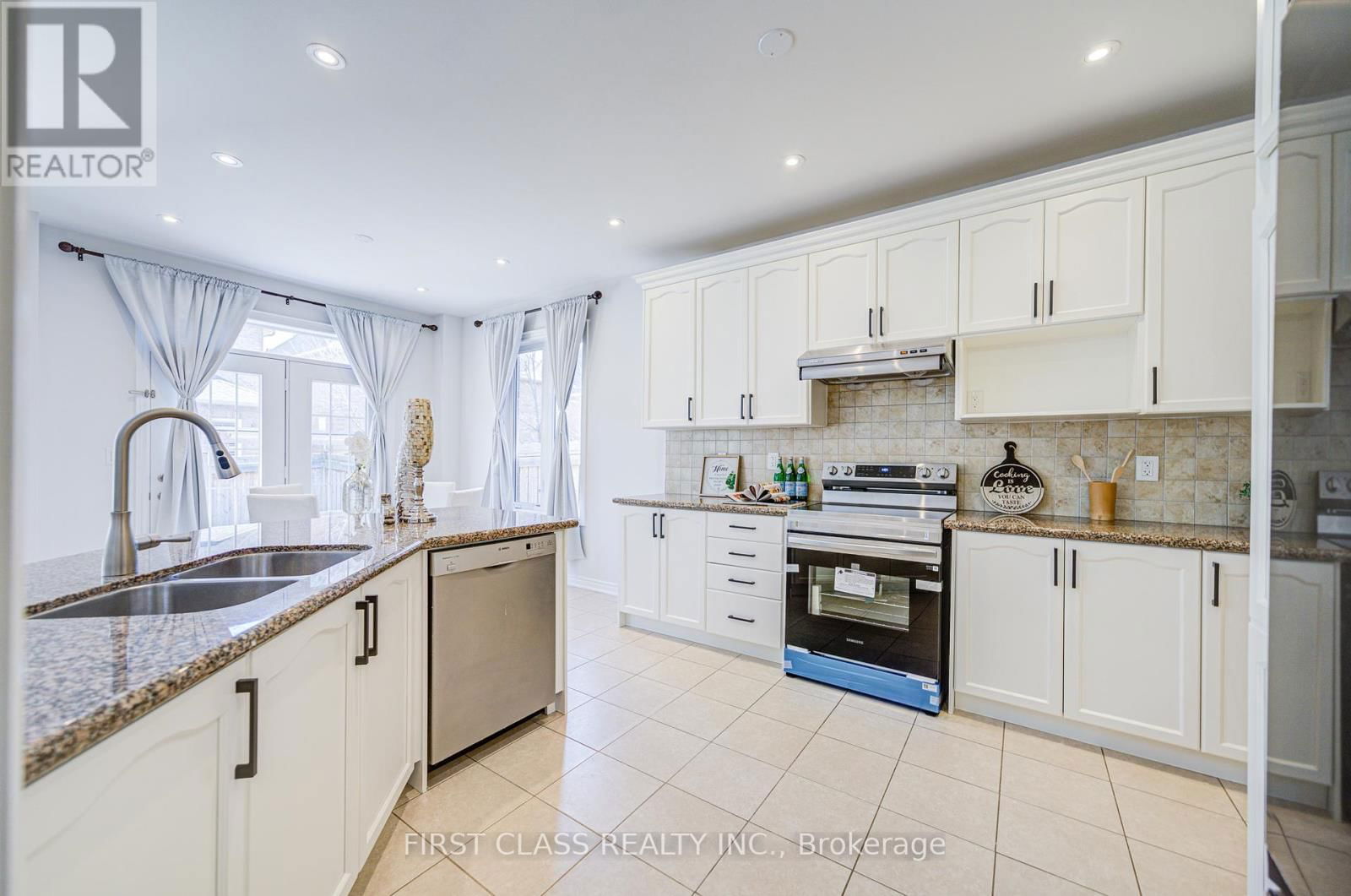566 NORTH PARK BOULEVARD Image 21