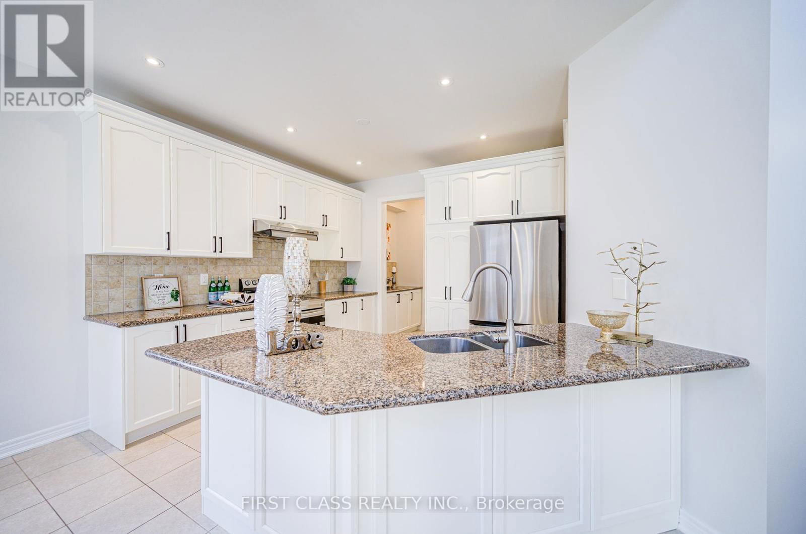 566 NORTH PARK BOULEVARD Image 24