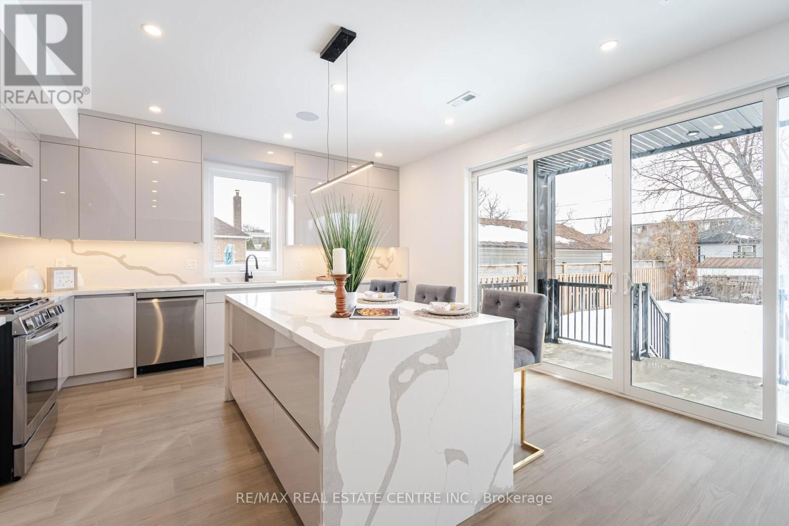 404 MELROSE STREET Image 11