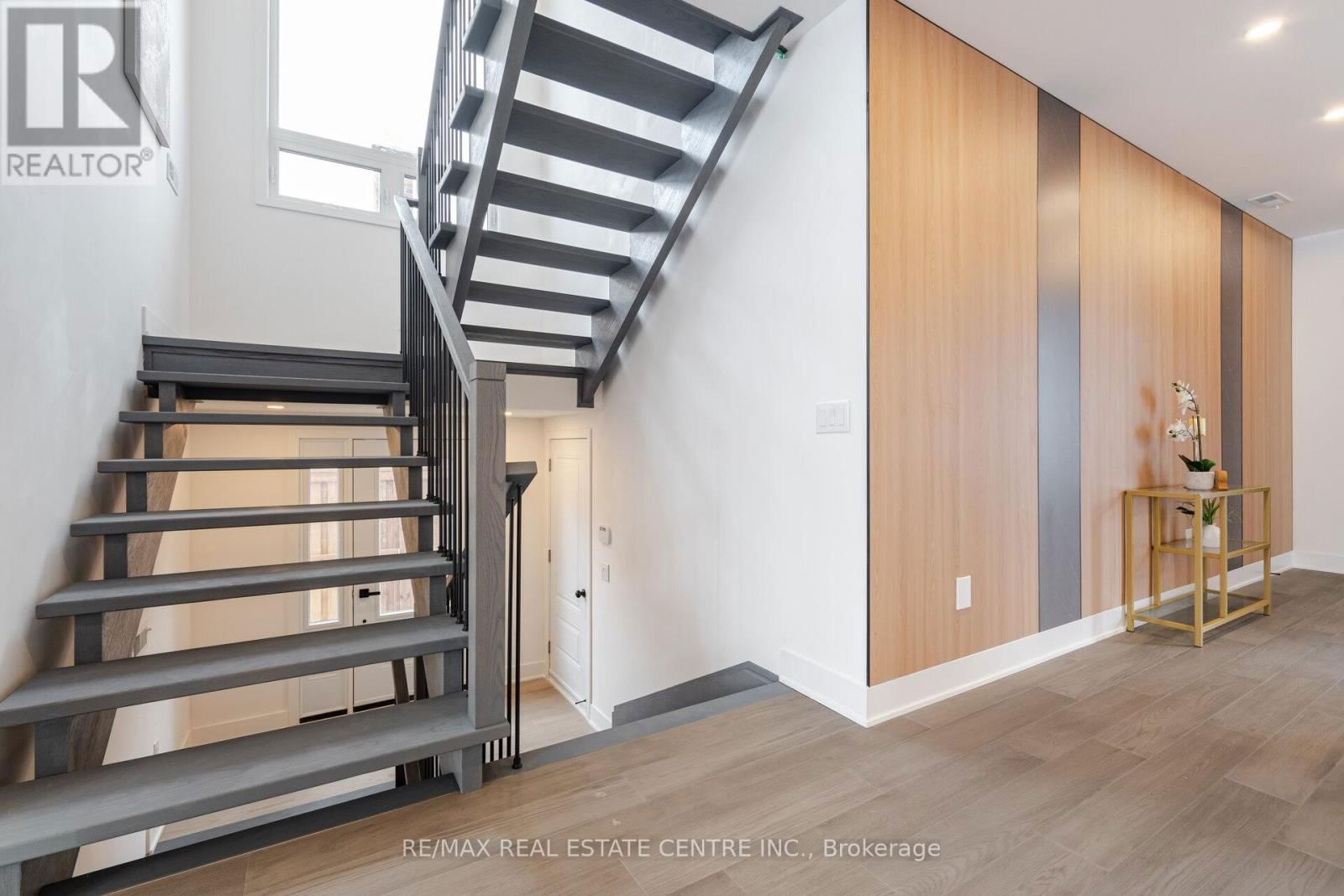 404 MELROSE STREET Image 17
