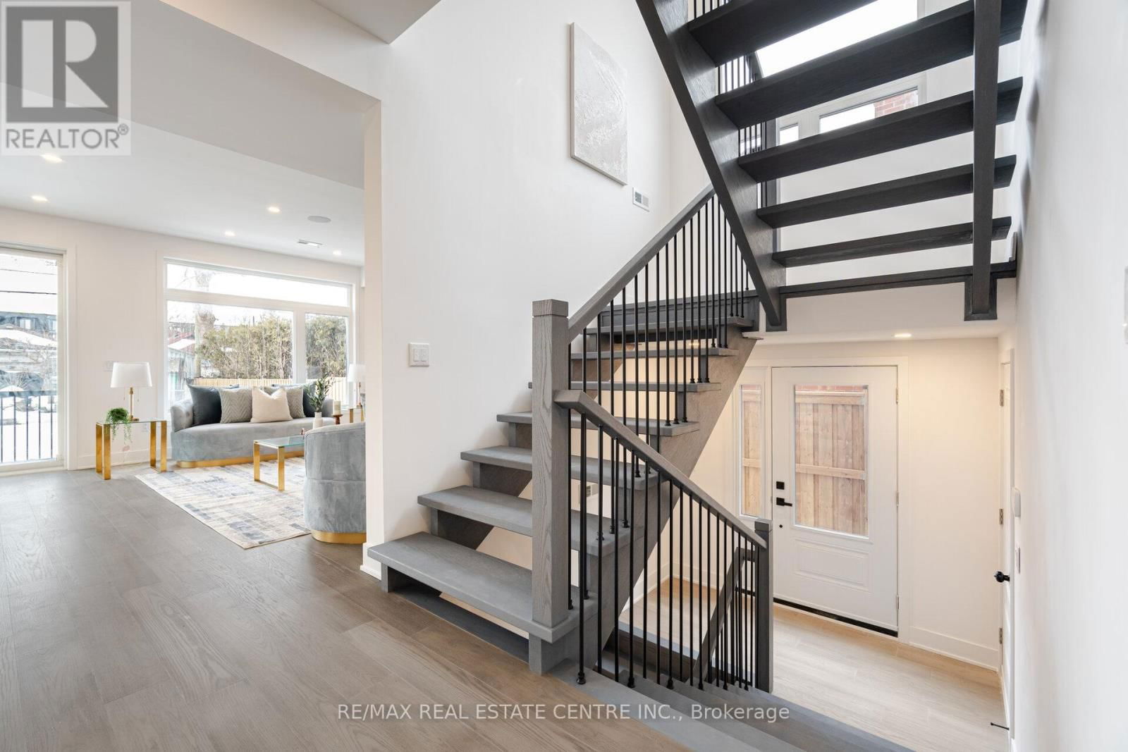 404 MELROSE STREET Image 38