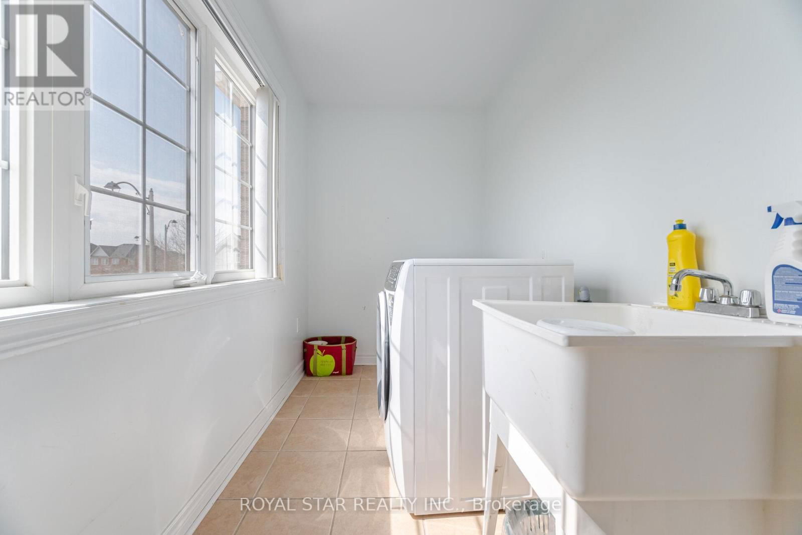 21 BAYLAWN CIRCLE Image 37
