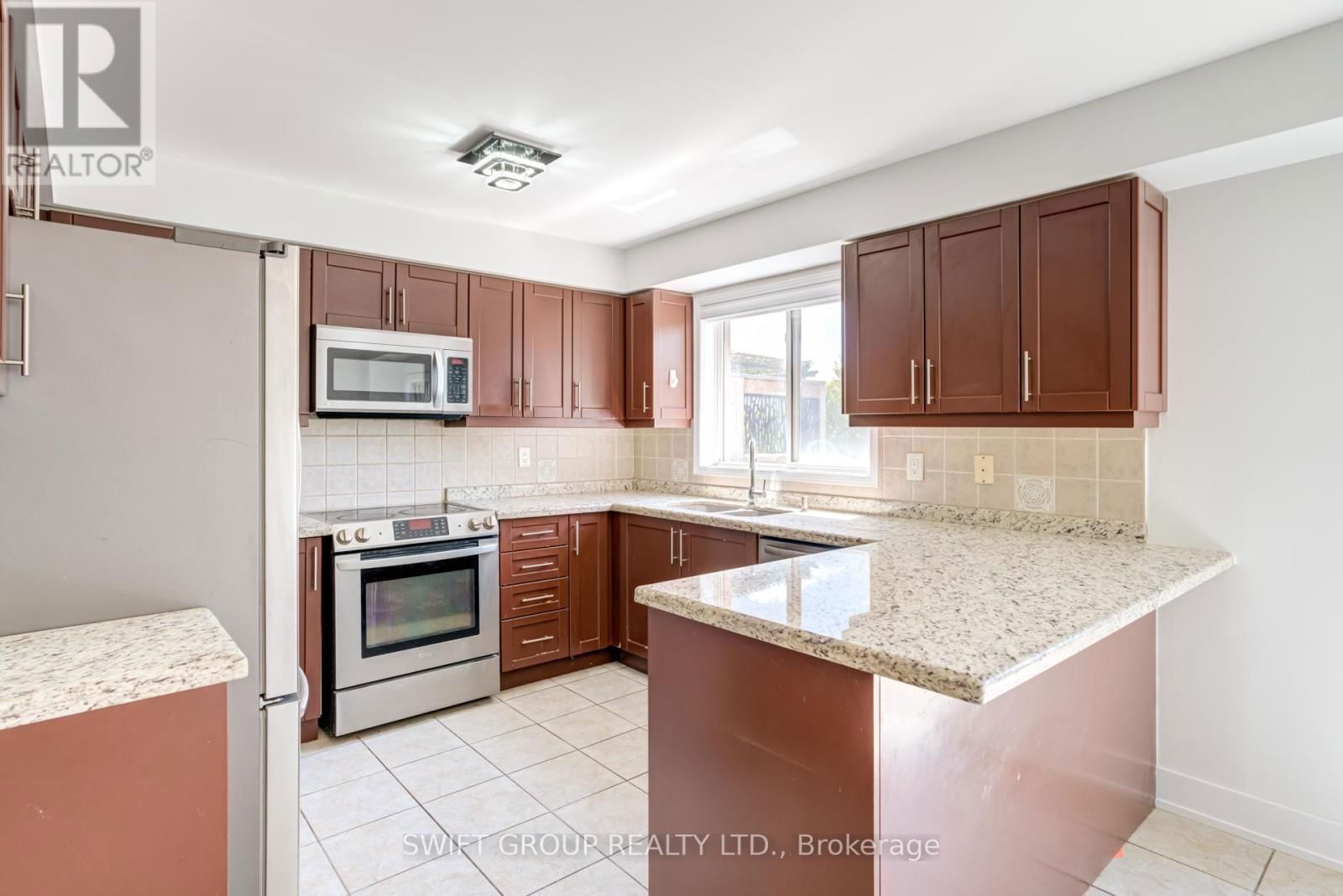 2569 GILL CRESCENT Image 11