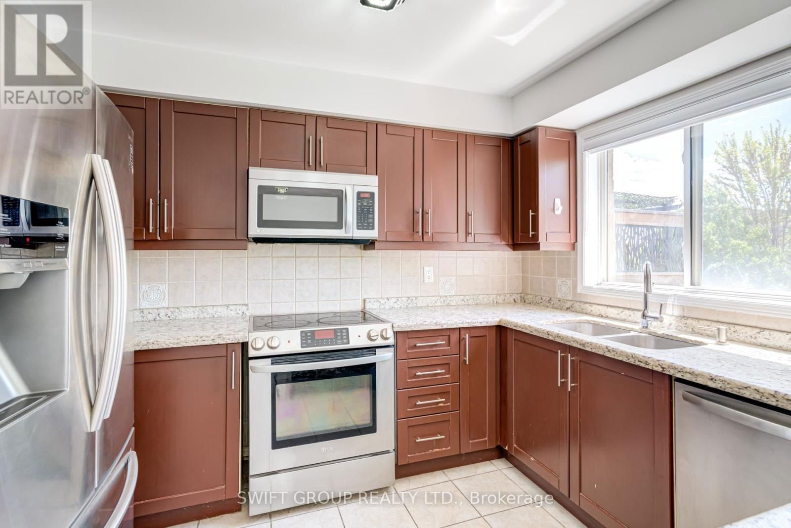 2569 GILL CRESCENT Image 13