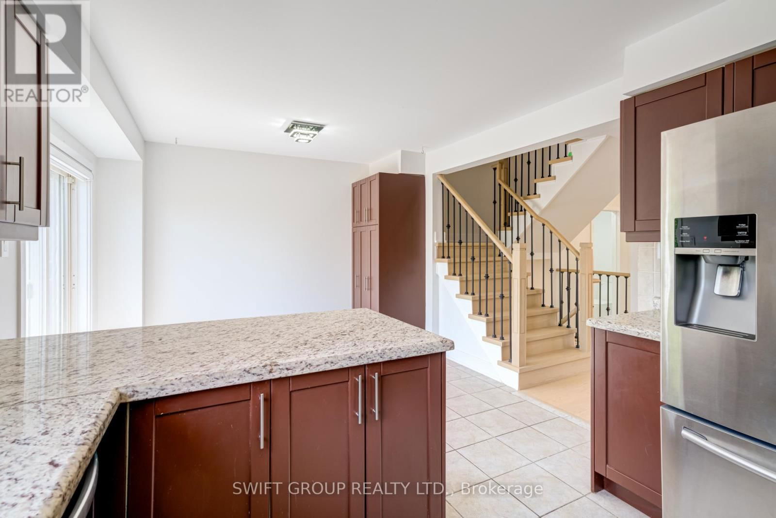 2569 GILL CRESCENT Image 16