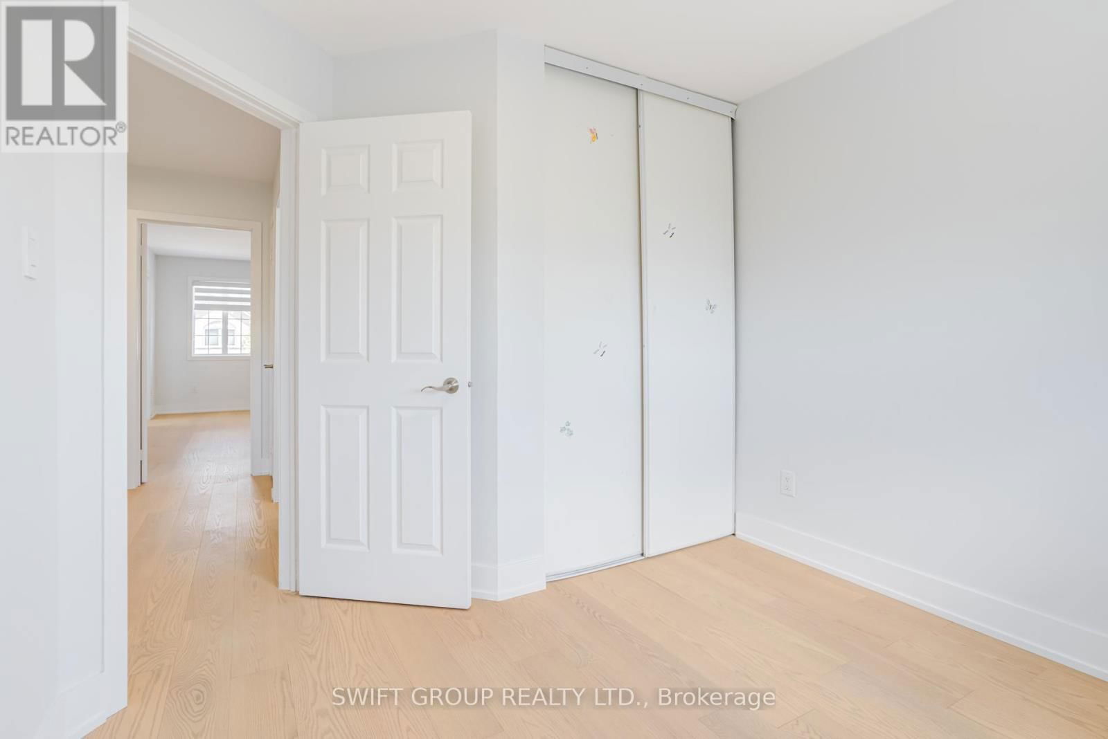 2569 GILL CRESCENT Image 23