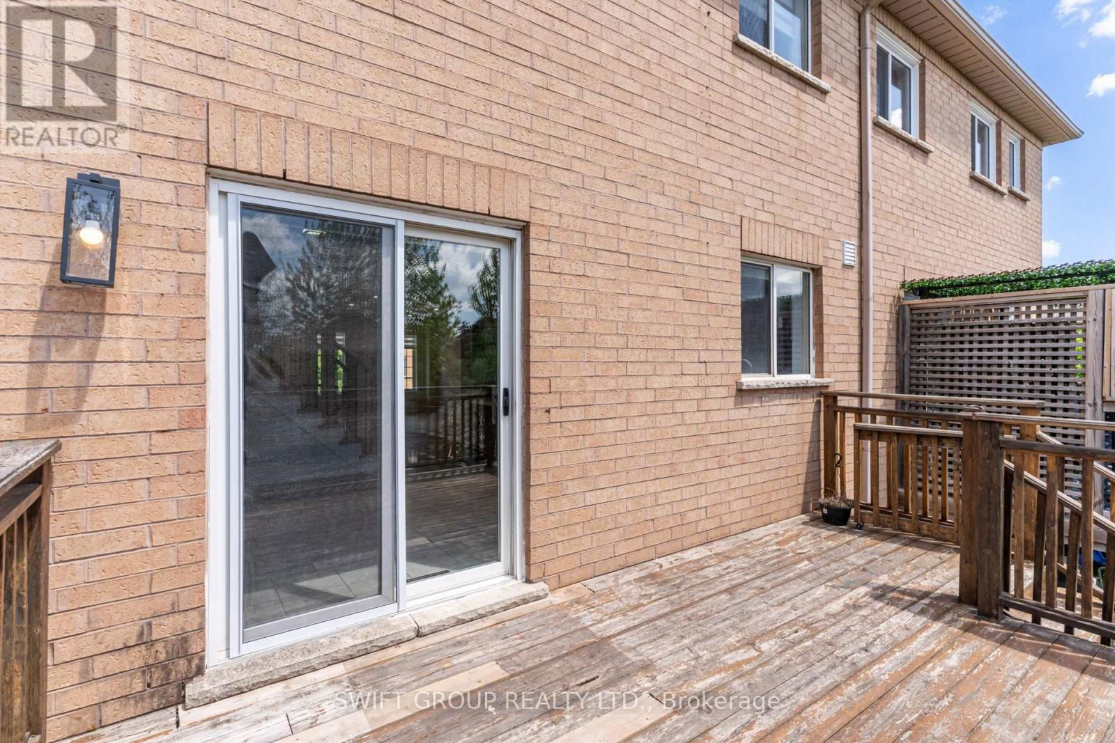 2569 GILL CRESCENT Image 34