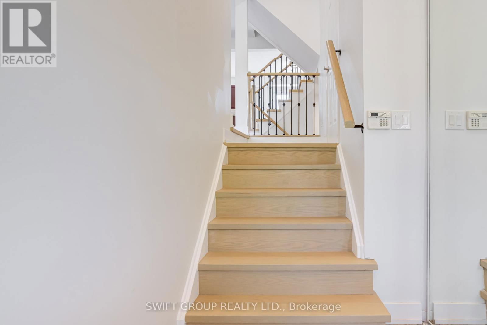 2569 GILL CRESCENT Image 7