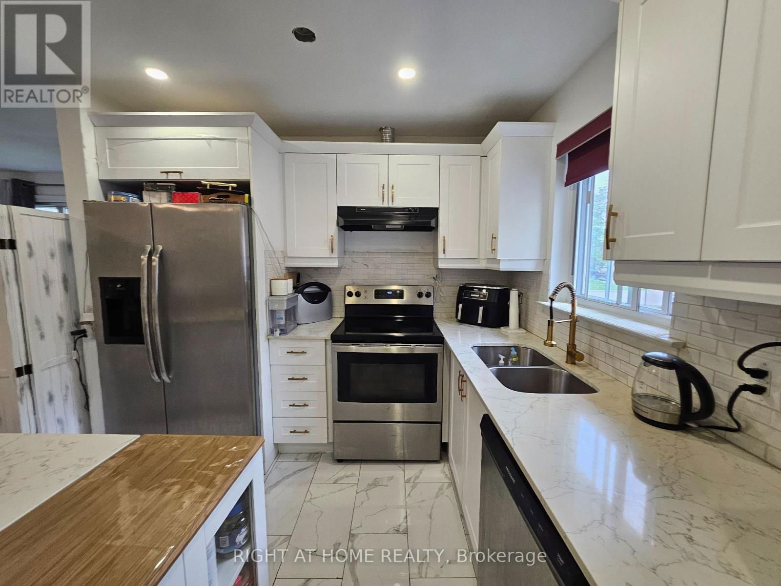 UPPER - 2445 PADSTOW CRESCENT Image 11