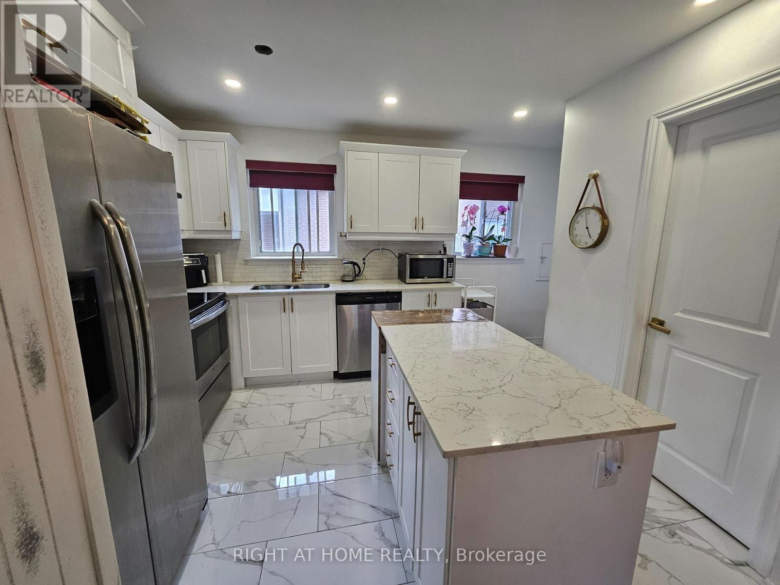 UPPER - 2445 PADSTOW CRESCENT Image 13
