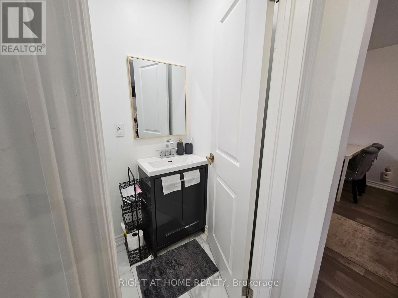 UPPER - 2445 PADSTOW CRESCENT Image 27