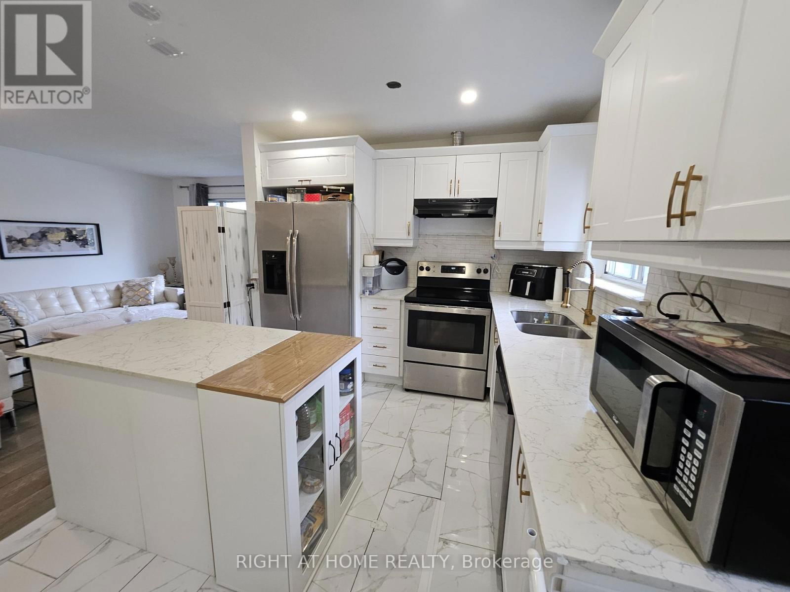 UPPER - 2445 PADSTOW CRESCENT Image 28