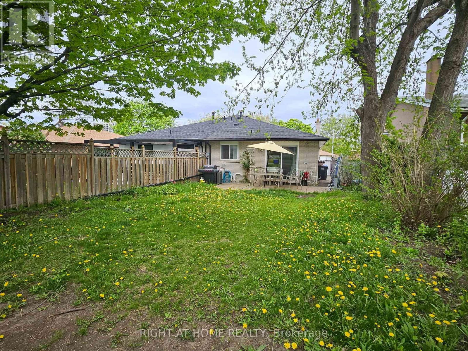 UPPER - 2445 PADSTOW CRESCENT Image 35