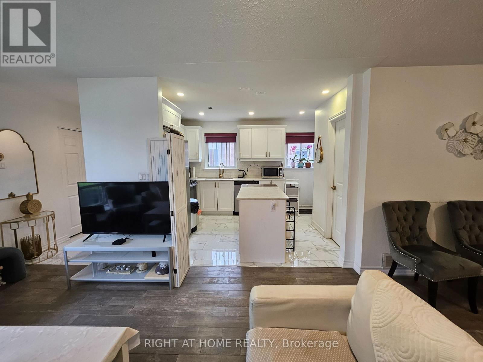 UPPER - 2445 PADSTOW CRESCENT Image 6