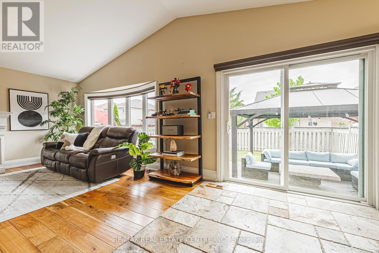 3360 LABURNUM CRESCENT Image 15