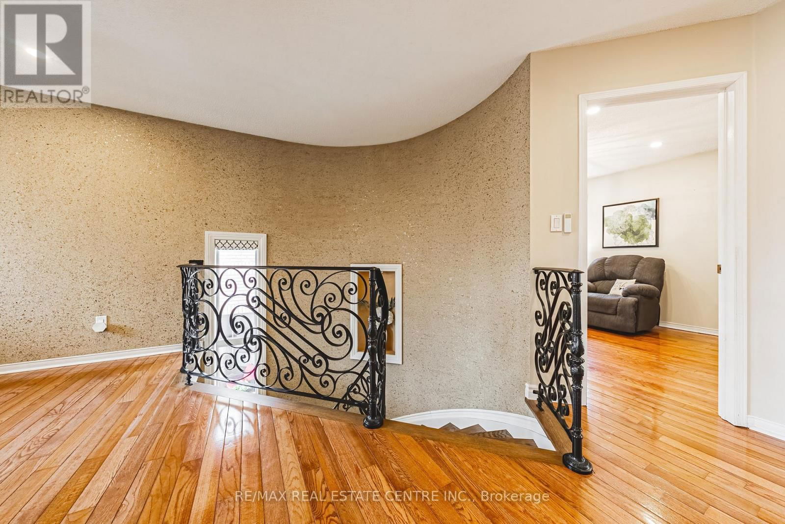 3360 LABURNUM CRESCENT Image 22
