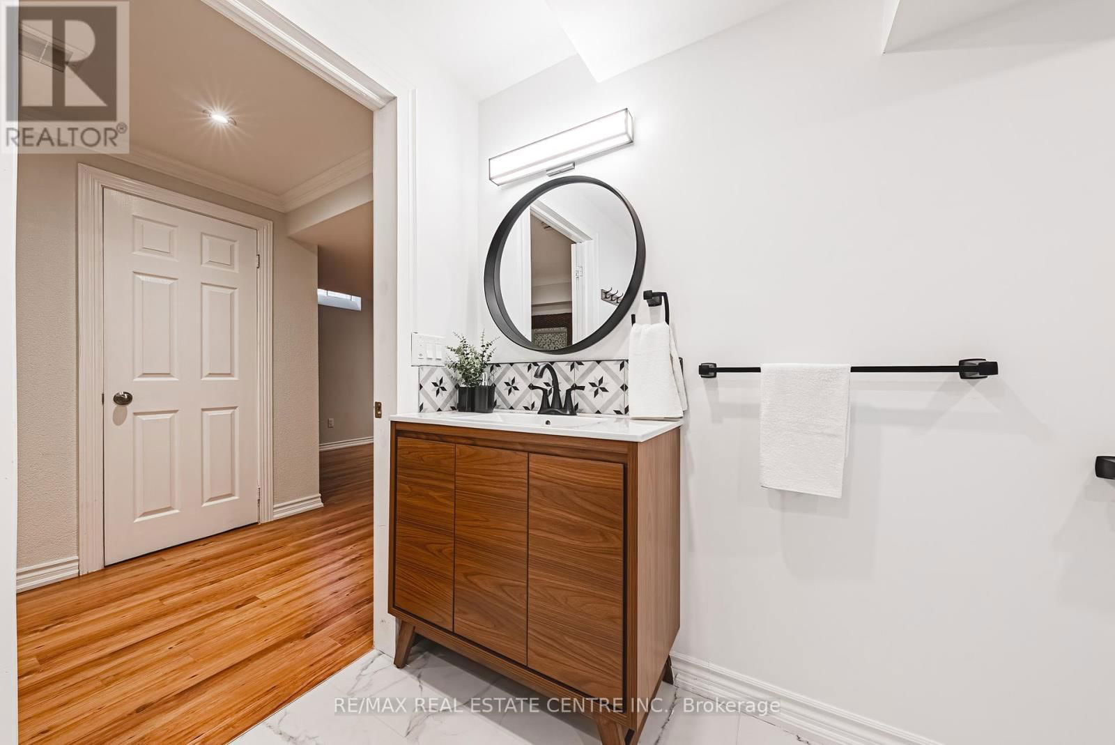 3360 LABURNUM CRESCENT Image 39