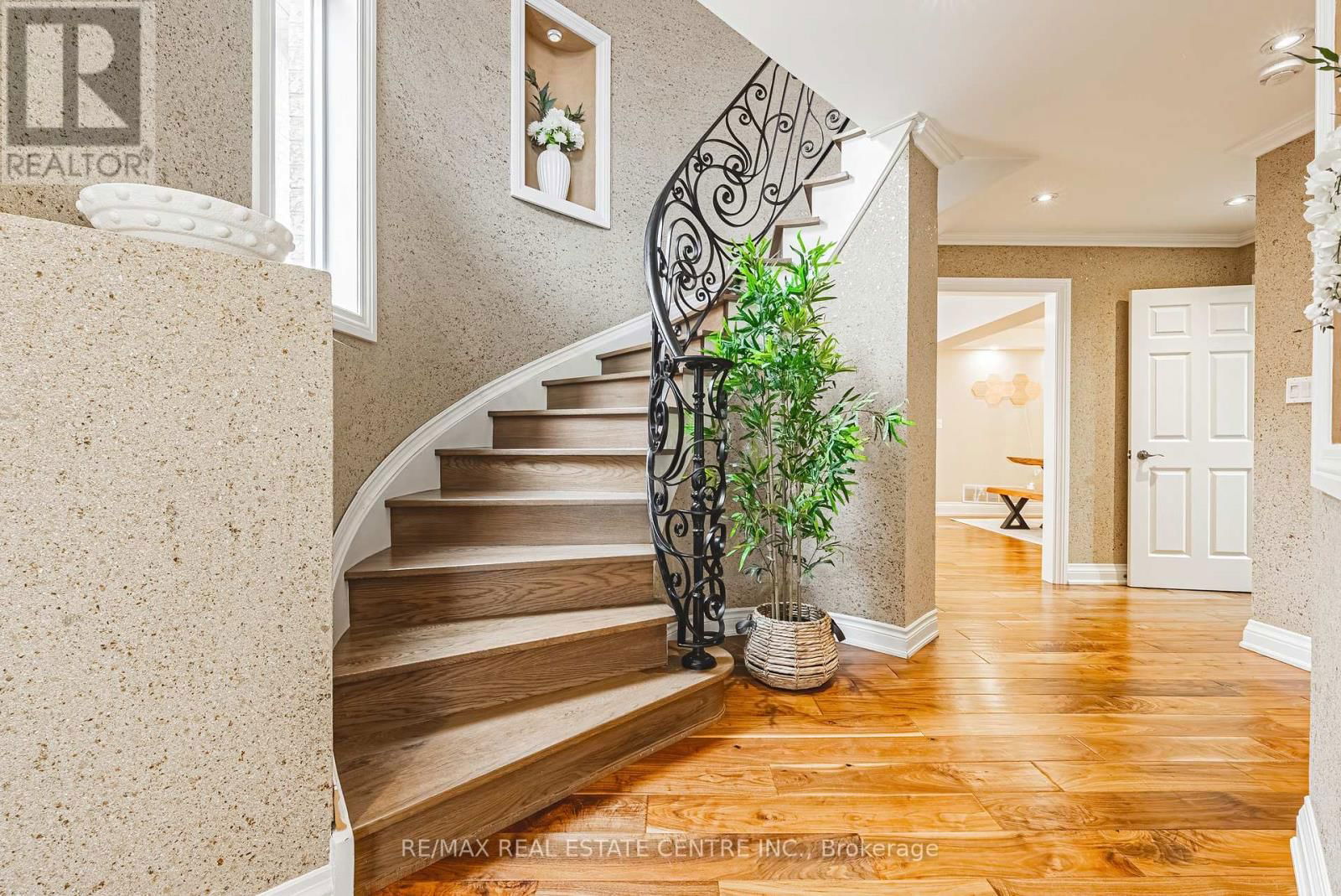 3360 LABURNUM CRESCENT Image 4