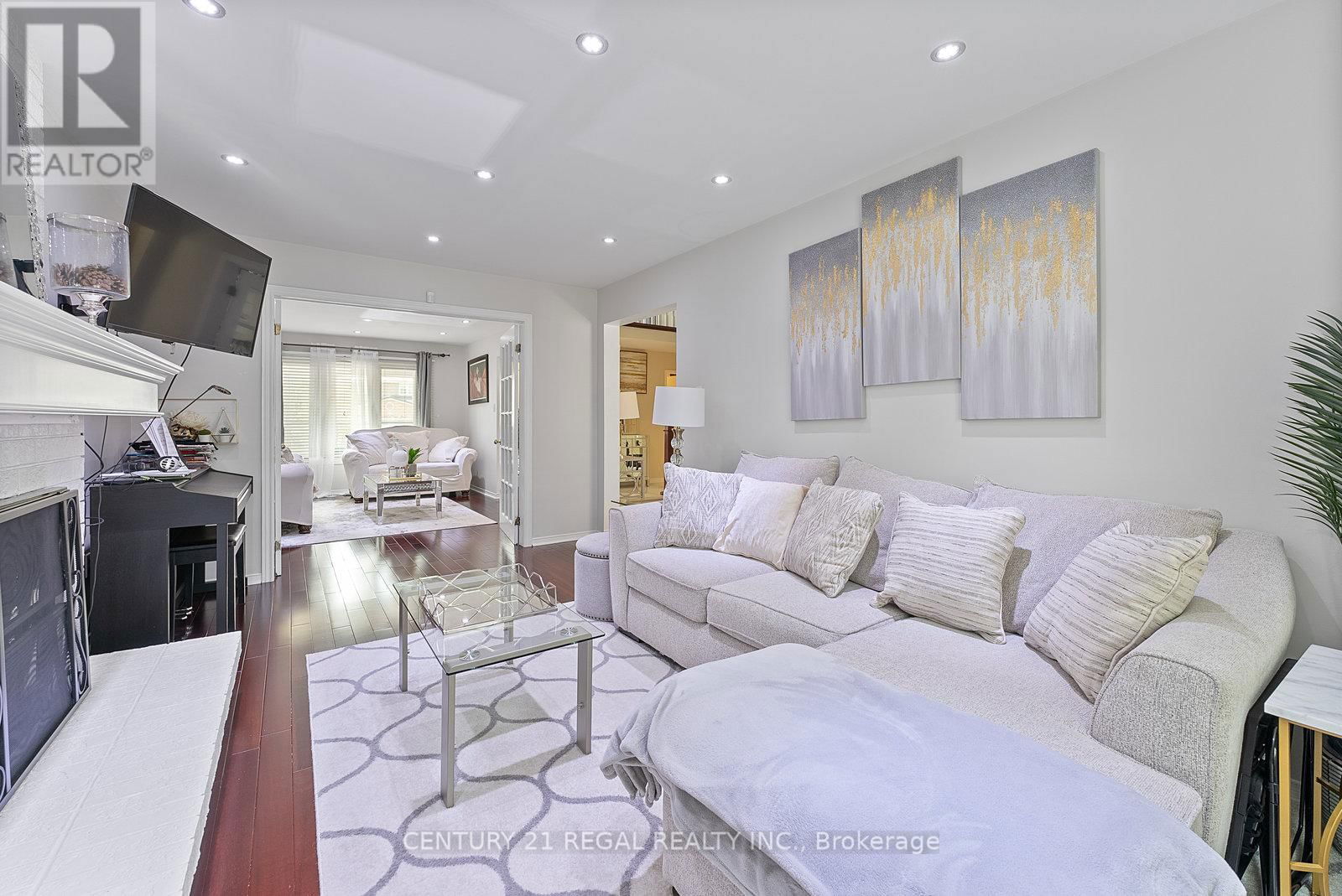 97 HINCHLEY WOOD GROVE Image 15