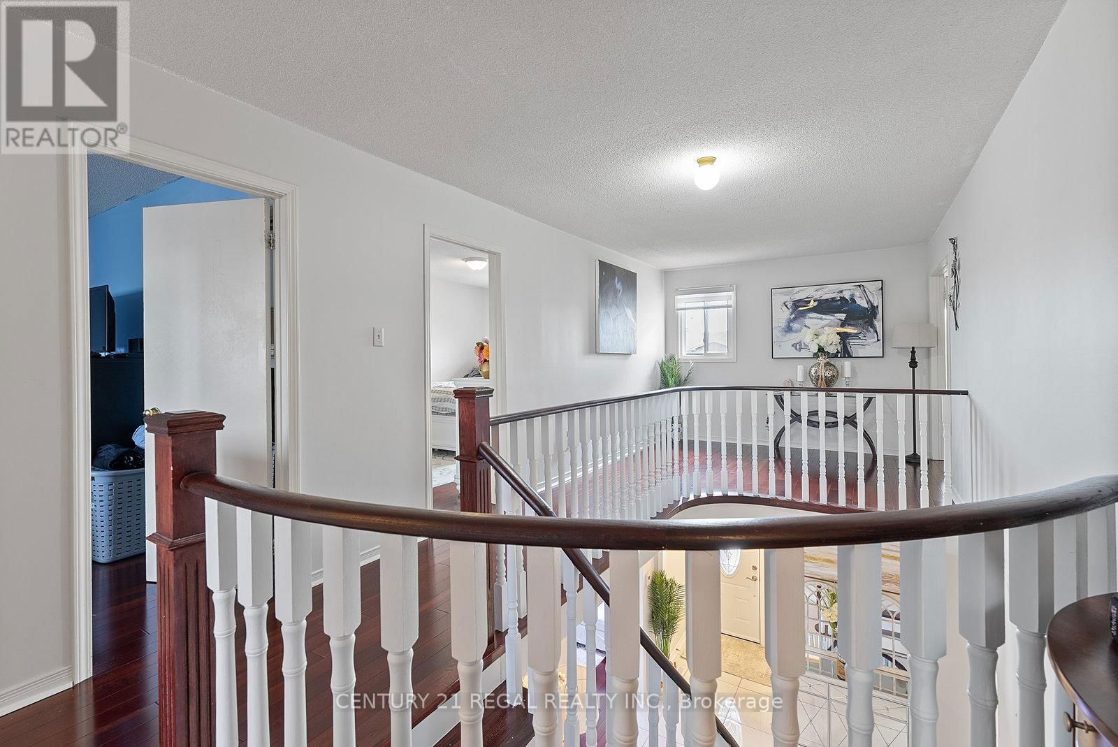 97 HINCHLEY WOOD GROVE Image 29