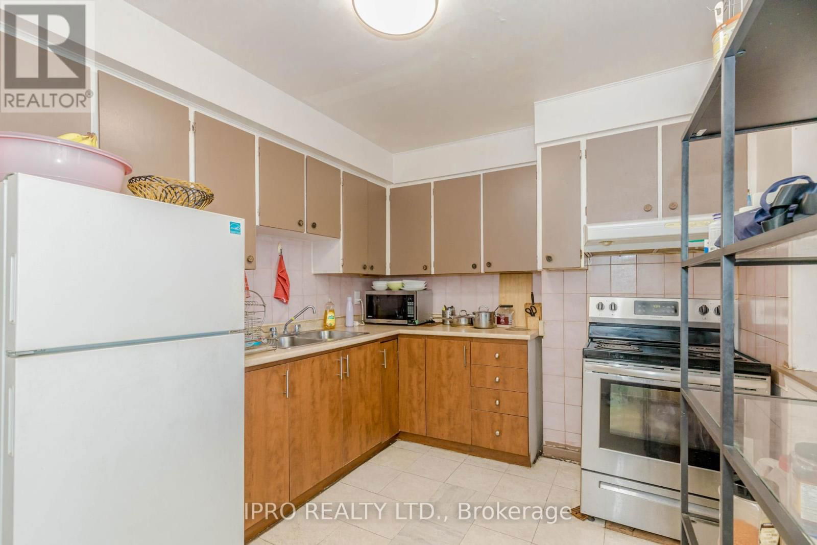 846 WILSON AVENUE Image 24