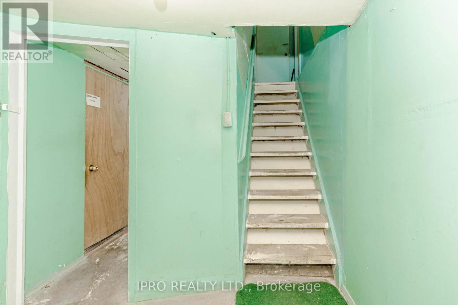 846 WILSON AVENUE Image 35