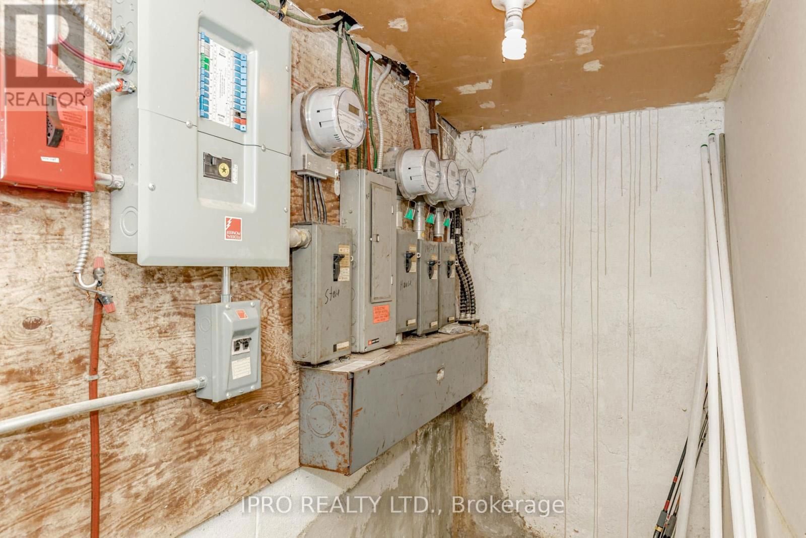 846 WILSON AVENUE Image 37