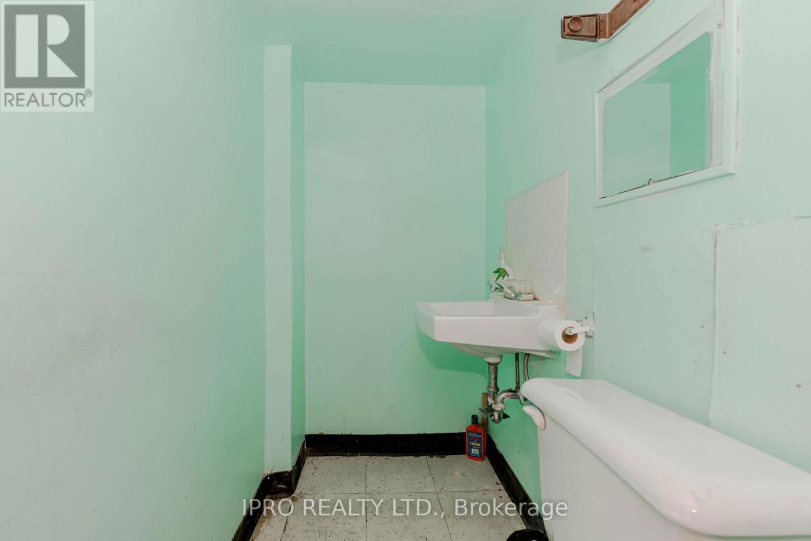 846 WILSON AVENUE Image 38