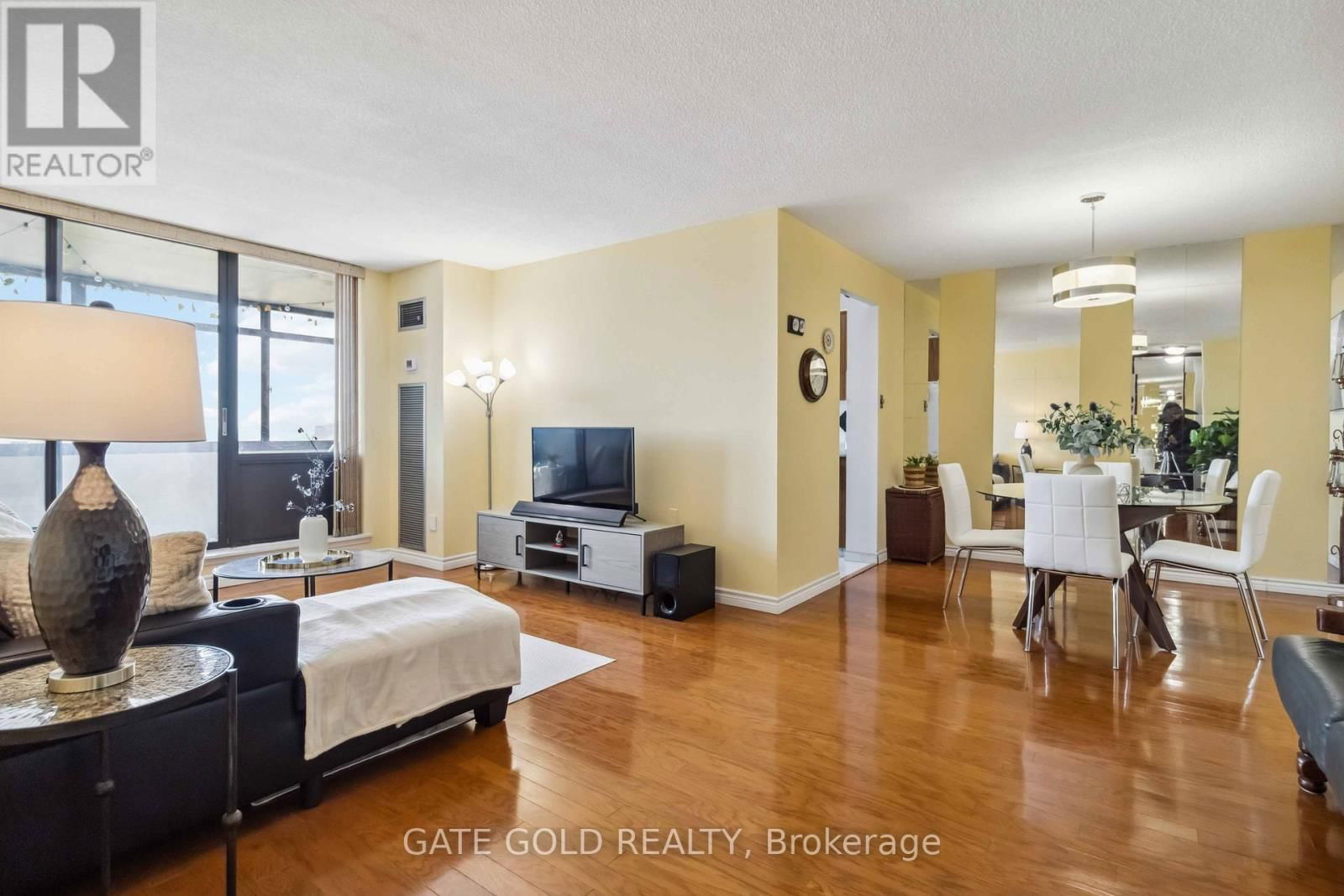 2510 - 18 KNIGHTSBRIDGE ROAD Image 12