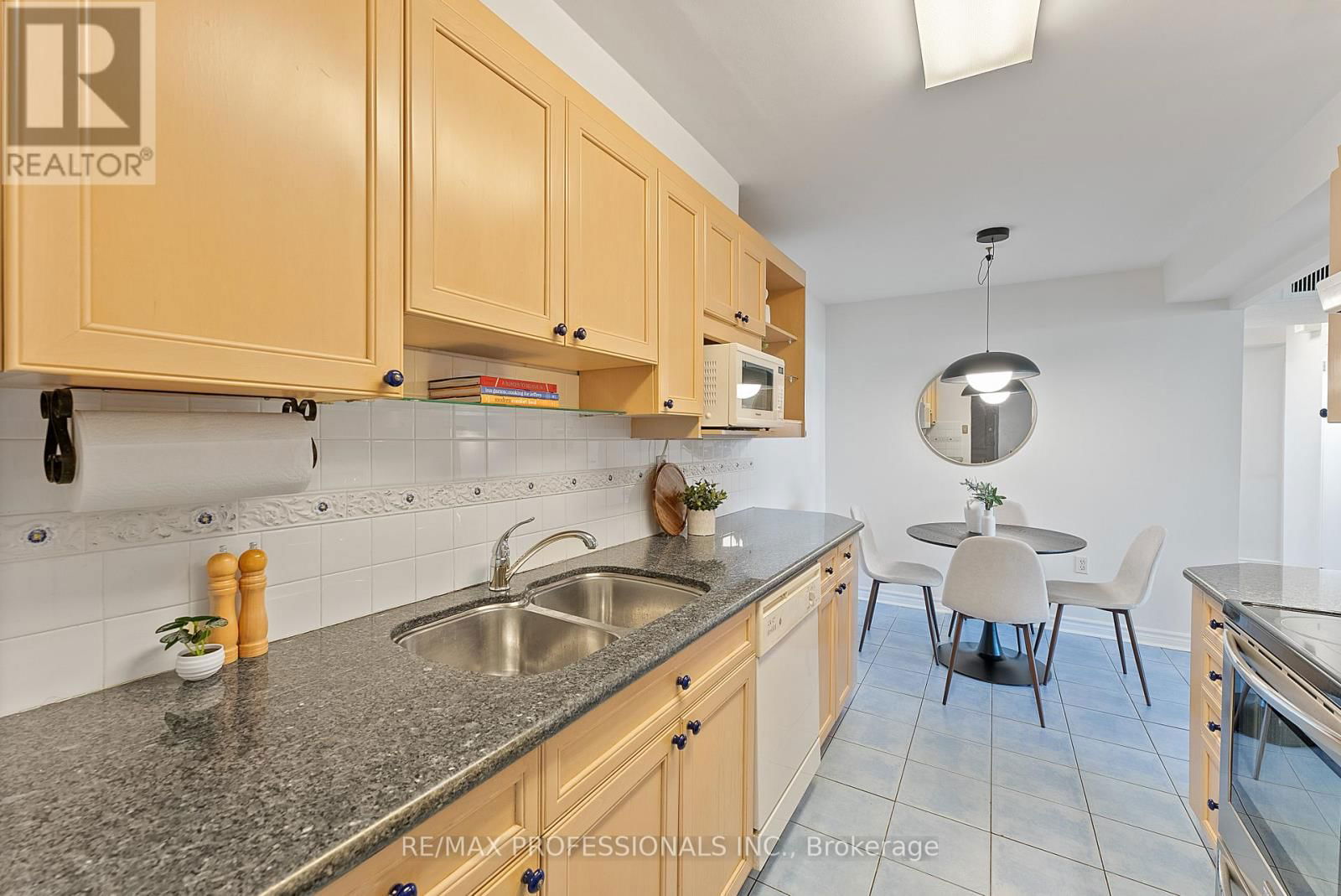 1012 - 61 RICHVIEW ROAD Image 25