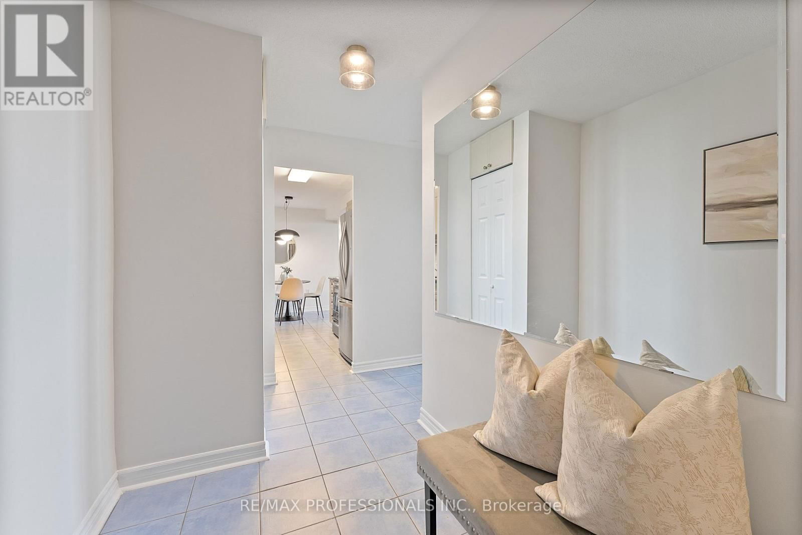 1012 - 61 RICHVIEW ROAD Image 6