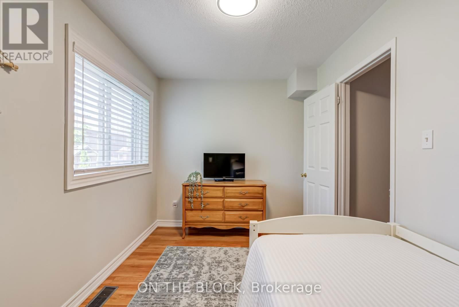 4 - 224 ROSEMOUNT AVENUE Image 32