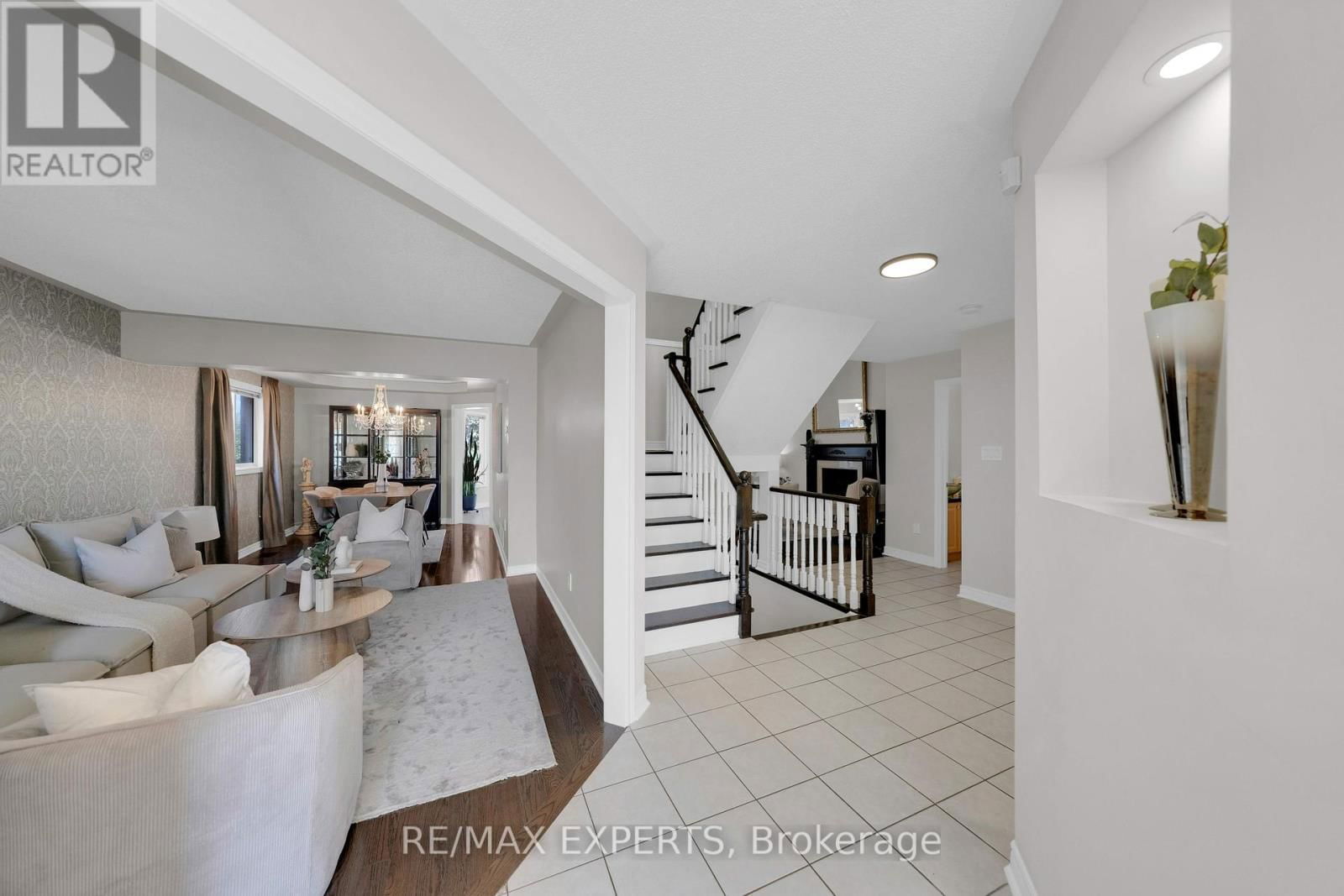 36 COUNTRY STROLL CRESCENT Image 10