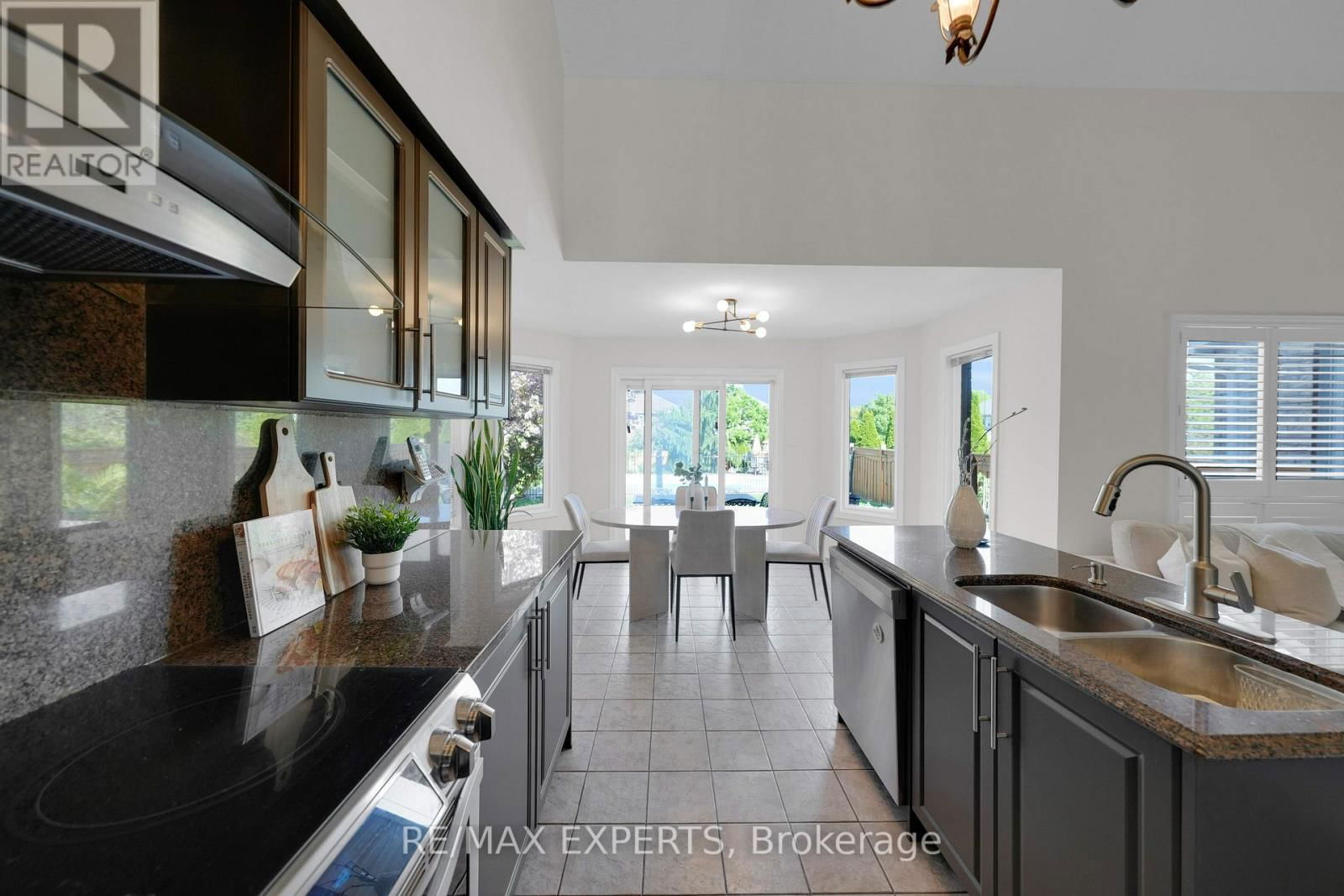 36 COUNTRY STROLL CRESCENT Image 19