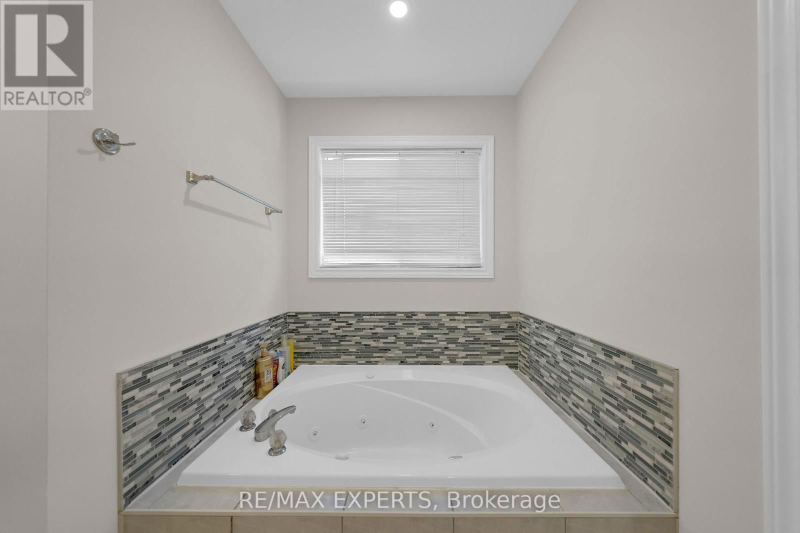 36 COUNTRY STROLL CRESCENT Image 30