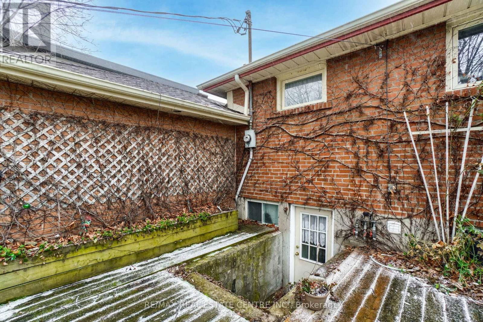 5288 MERICOURT ROAD Image 27